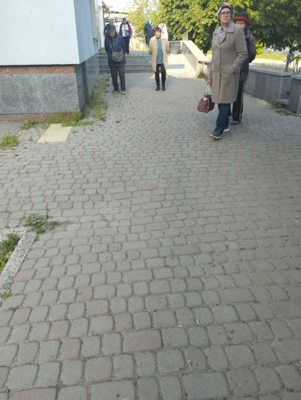 Создать мем: глава неманского городского округа калининградской области, тротуар, двор крд