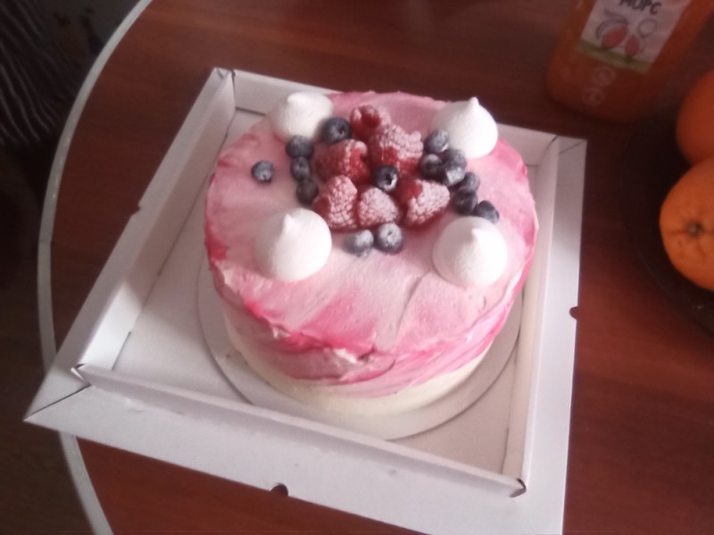 Создать мем: малиново йогуртовый торт, торт с ягодами, ягодный торт