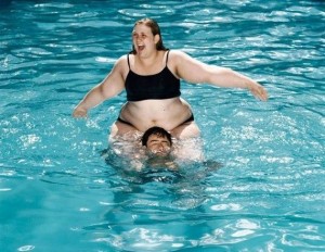Создать мем: толстая, плавание для похудения, толстяк прыгает в бассейн