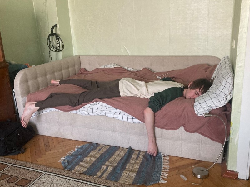 Создать мем: мужчина лежит на диване, мужчина спит на диване, мужчина на диване