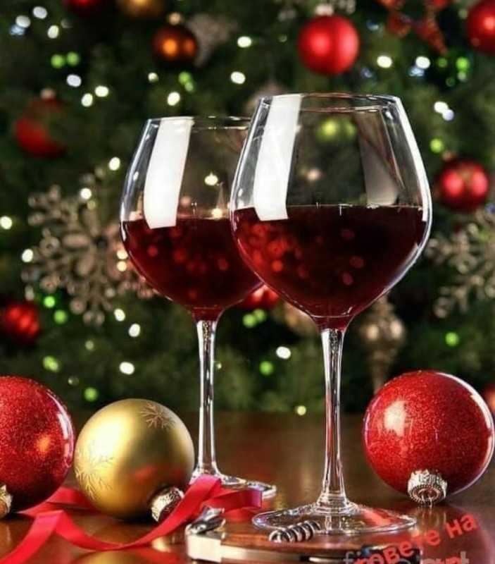 Создать мем: бокал с красным вином, новогодние фужеры на столе, новый год