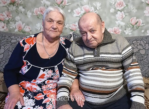 Создать мем: счастливая бабушка, женщина, бабушка и дедушка россия