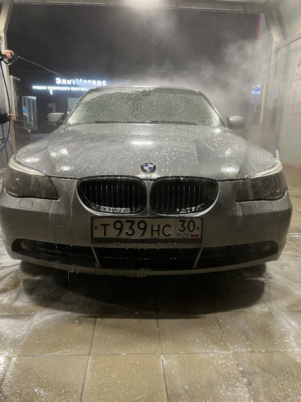 Создать мем: bmw f30, бмв 320i на мойке, bmw e60