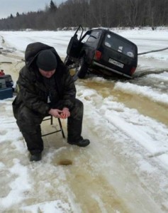 Создать мем: автономный рунет, рыбалки, уаз провалился под лед