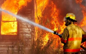Создать мем: пожарные, пожар, картинка пожарника с огнетушителем