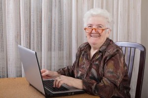 Создать мем: бабушка, удивление старушек за компьютером, портрет пожилой женщины