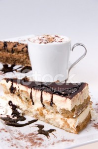 Создать мем: шоколадный чизкейк с выпечкой и черносливом, торт тирамису в разрезе, итальянский тирамису