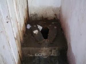 Создать мем: грязный деревенский туалет, грязный туалет, самый грязный туалет