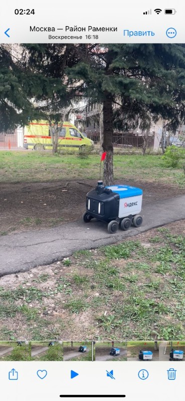 Create meme: robot postman, yandex robot, yandex delivery robot