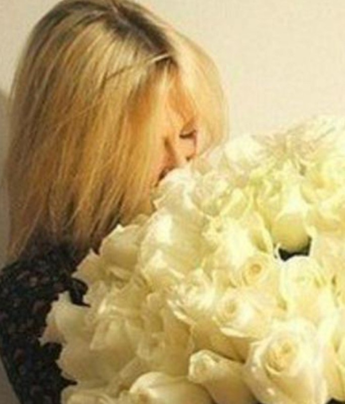 Create meme: the girl with flowers without a face, blonde with a bouquet, blonde with a bouquet of roses