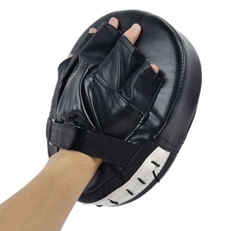 Создать мем: перчатки для кикбоксинга, перчатки для тхэквондо, большая тренировочная лапа для каратэ
