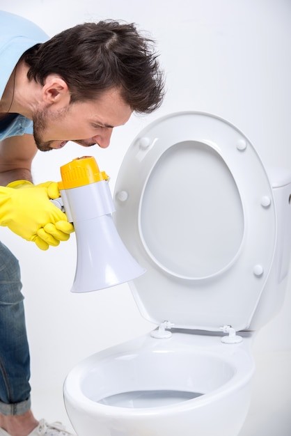 Создать мем: устранение засора в туалете, прочистка унитаза, человек чистит туалет