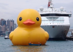 Создать мем: резиновая уточка (скульптура), big rubber duck boat, резиновая уточка