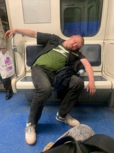 Создать мем: уснула в метро, чудики в метро, заснул в метро