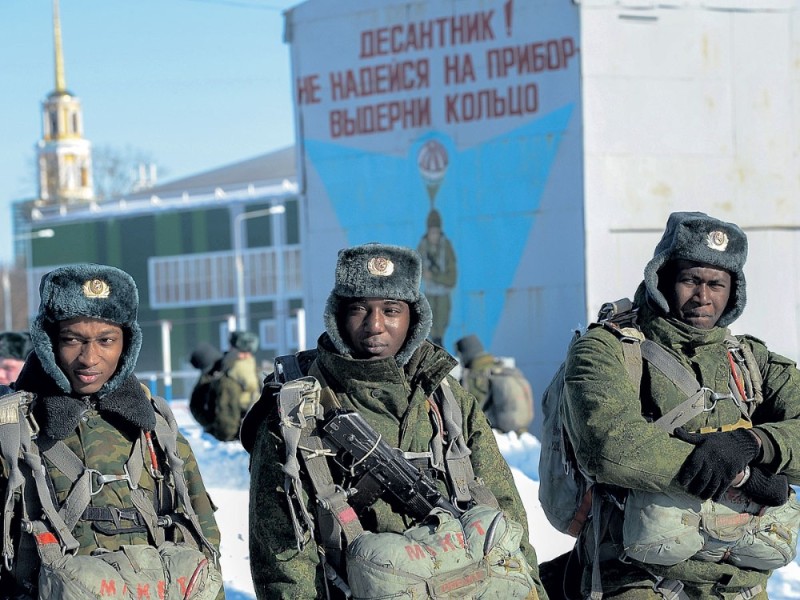 Создать мем: зимняя форма десанта, негр в военной форме, вооружённые силы российской федерации