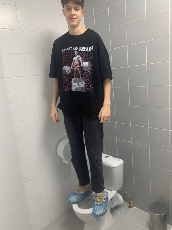 Создать мем: человек, человек на туалете, дизайн туалета