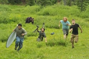 Создать мем: документальная фотография, медведь бежит за человеком, мужик убегает от медведя