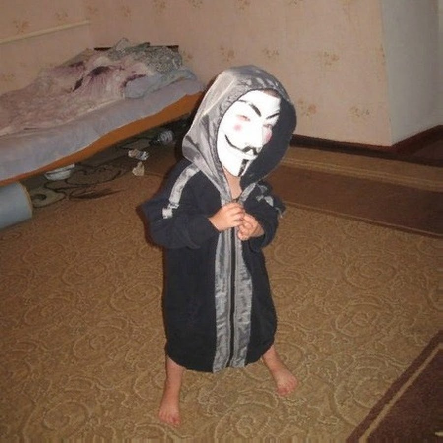 Создать мем: школьник анонимус, мелкий пацан в маске анонимуса, мемы анонимус