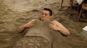 Создать мем: песок, человек, фигуры из песка