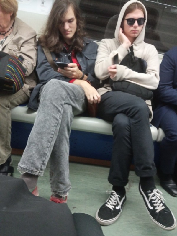 Создать мем: метро питер, девушки в метро, ноги