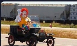 Создать мем: клоуны ушли а цирк, ретро автомобили, грузовик клоун