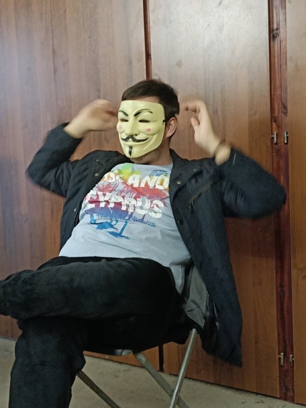 Создать мем: маска анонимуса, человек, анонимус маска