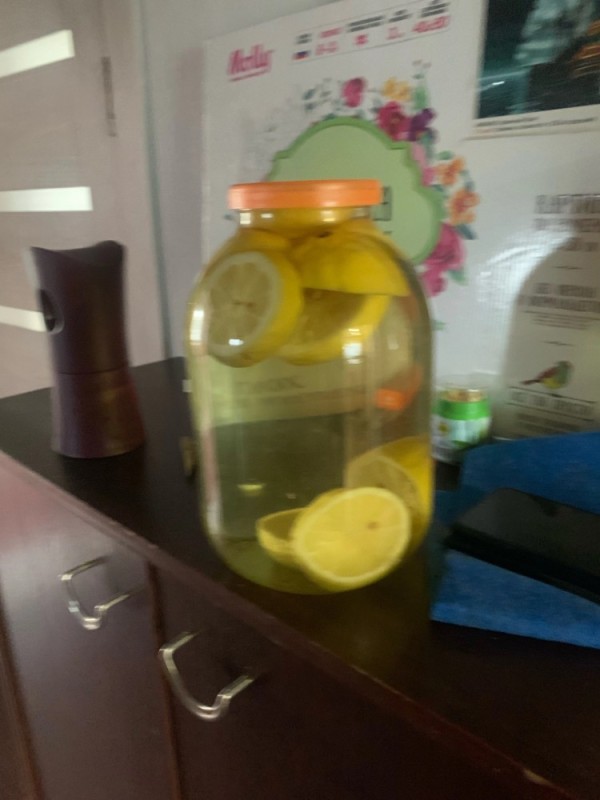 Создать мем: трехлитровая банка с лимоном, настойка лимона в стеклянной, домашний лимонад