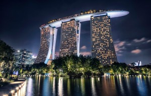 Создать мем: ночной сингапур, сингапур рука здание, футуристический отель сингапур