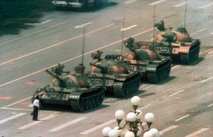 Создать мем: тяньаньмэнь 1989 человек против танка, площадь тяньаньмэнь, площадь тяньаньмэнь 1989 неизвестный бунтарь