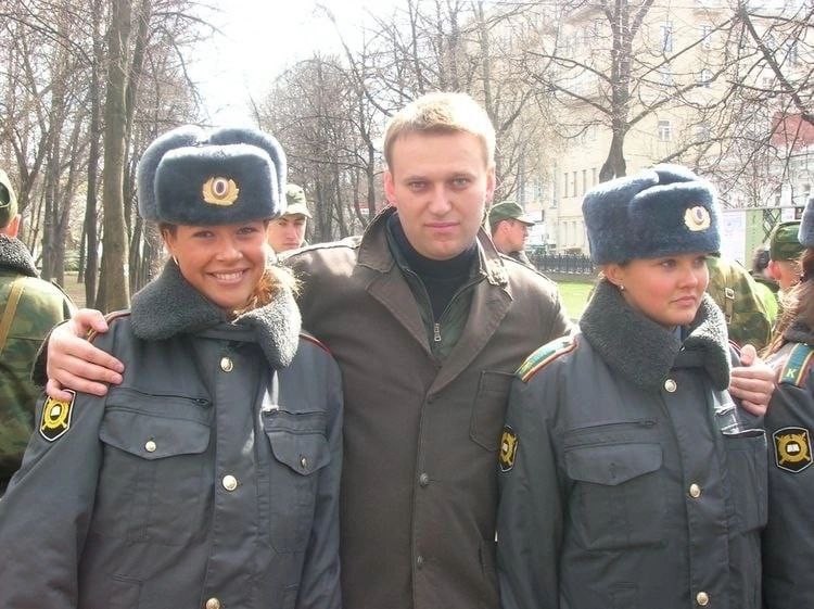Создать мем: мужчина, навальный в форме полицейского, бывший сотрудник полиции удальцов
