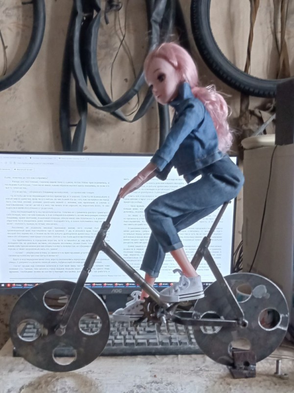 Создать мем: авторские куклы, металлический велосипед, костотряс велосипед