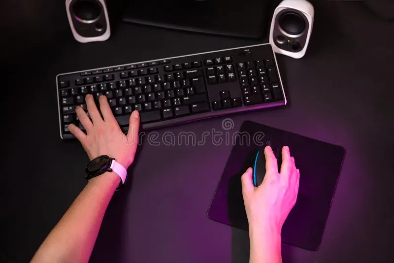 Создать мем: механическая клавиатура, руки на клавиатуре, клавиатура геймера