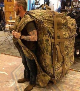 Создать мем: армейский рюкзак, огромный рюкзак, рюкзак в поход