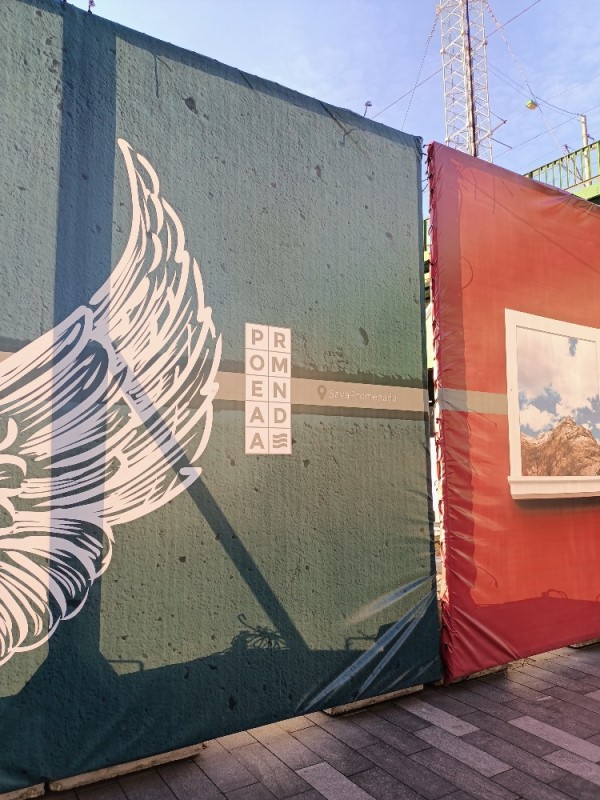 Создать мем: граффити крылья в москве, иран граффити, стрит арт