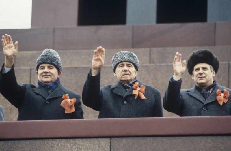 Создать мем: mikhail sergeyevich gorbachev, михаил горбачев на трибуне мавзолея, брежнев в каракулевой шапке