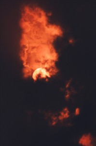 Создать мем: облака ночью, Темное изображение, огонь