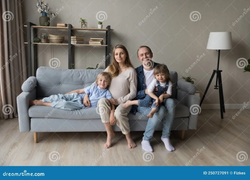 Создать мем: молодая семья, портрет семьи на диване, семья в квартире