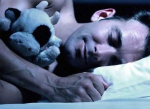 Создать мем: спящий парень с мишкой, заговор чтобы присниться человеку, спокойной ночи любимому мужчине