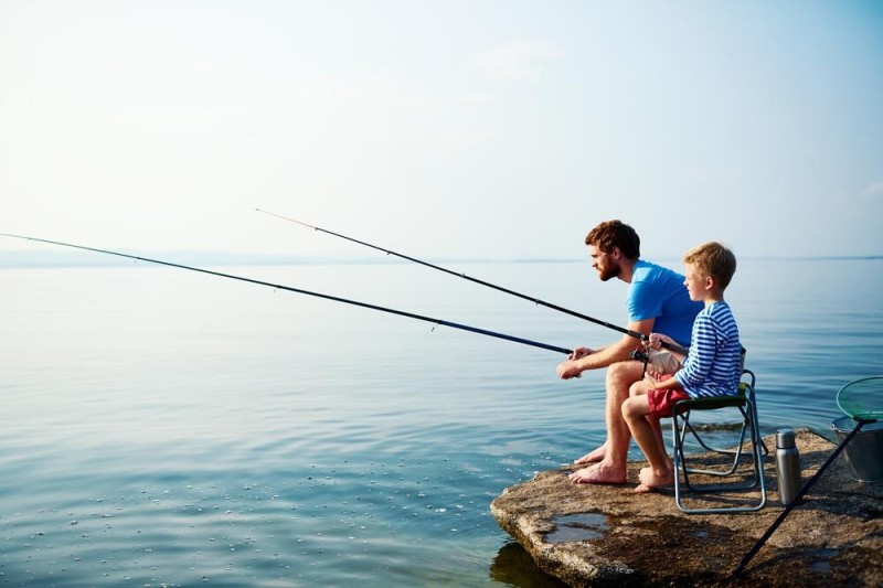 Создать мем: рыбалка летом, отец учит сына рыбачить, семейная рыбалка