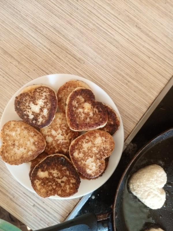 Создать мем: оладьи, вкусные сырники, оладьи из творога