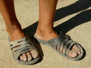 Создать мем: обувь для пляжа, обувь тараумара, мужские ноги