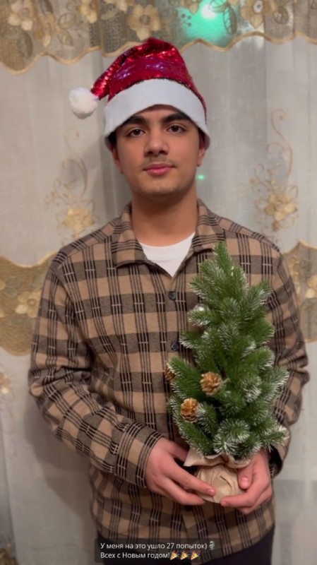 Создать мем: мужчина у елки, новогодняя ёлка, сосна елка
