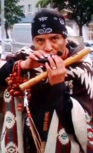 Создать мем: музыка индейцев, индеец играет на флейте, индейцы в россии