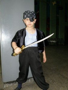 Create meme: a pirate costume for a boy with his hands, pirate costume for boy photo, a pirate costume with his own hands