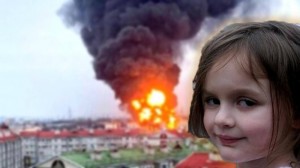 Создать мем: девочка и пожар мем, девочка, девочка на фоне горящего дома мем