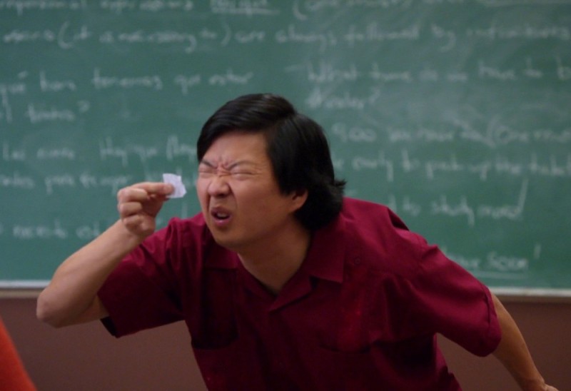 Создать мем: китаец разглядывает бумажку, китаец, китаец с маленькой бумажкой