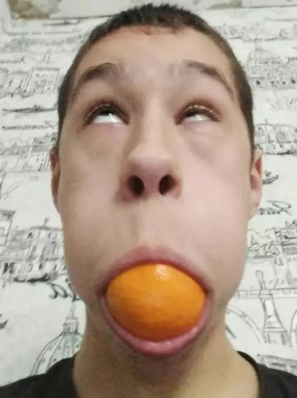 Создать мем: человек, рот, чел с апельсином во рту