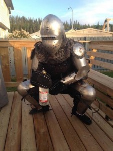 Создать мем: средневековые доспехи, рыцарь, смешной рыцарь в доспехах
