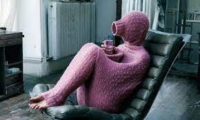 Создать мем: замерз прикол, тепло одетый человек, я уеду жить в свитер