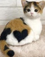 Создать мем: самые красивые породы кошек, трёхцветная кошка в доме, японский бобтейл